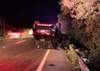 Vuelca camioneta tras impactar a vaca en Montemorelos
