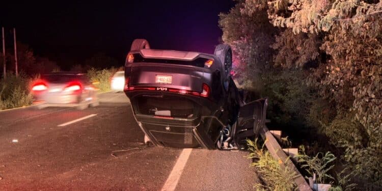 Vuelca camioneta tras impactar a vaca en Montemorelos