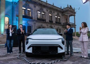 Presenta Samuel el primer vehículo eléctrico KIA EV3