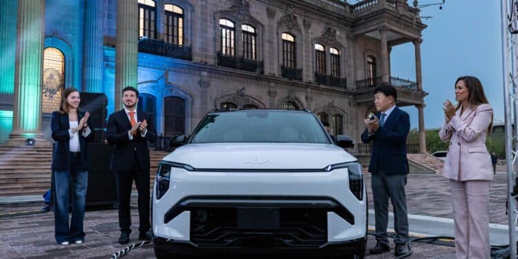 Presenta Samuel el primer vehículo eléctrico KIA EV3