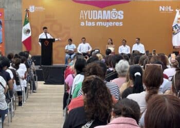 Entregan 600 tarjetas de Ayudamos a las mujeres