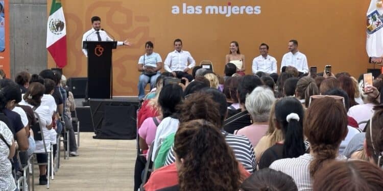 Entregan 600 tarjetas de Ayudamos a las mujeres
