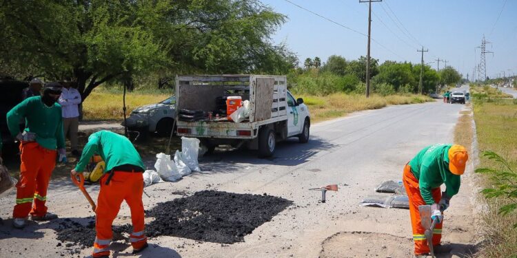 Llevan trabajos de mantenimiento urbano a Cerralvo