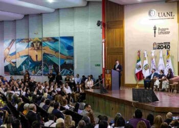Descarta Samuel García prohibir celulares; pide establecer límites