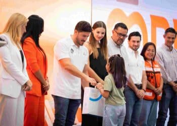 Entrega DIF NL  implantes cocleares y sillas de rueda