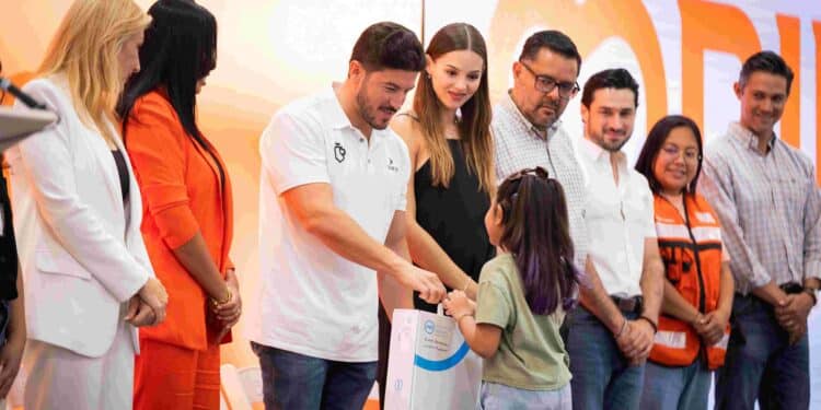 Entrega DIF NL  implantes cocleares y sillas de rueda
