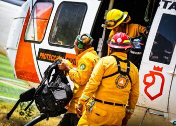 Combaten incendio forestal en Santiago