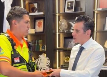 Reconoce Mike Flores a paramédico del CRUM
