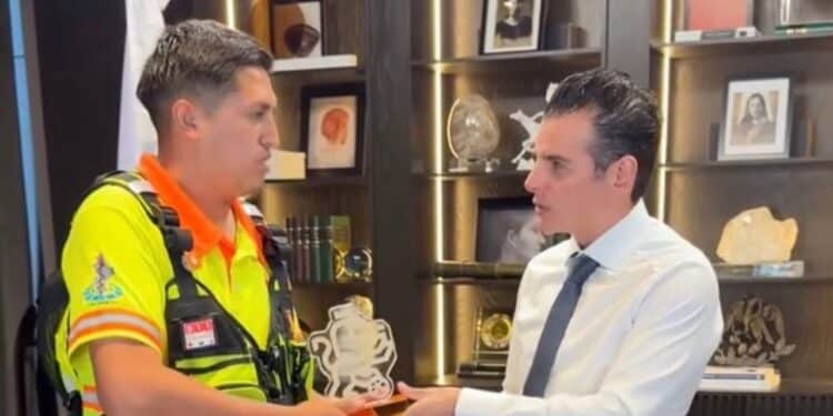 Reconoce Mike Flores a paramédico del CRUM