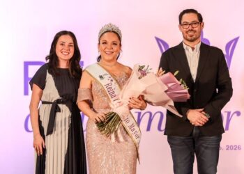 Coronan a Reina del adulto mayor en Santiago