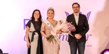 Coronan a Reina del adulto mayor en Santiago