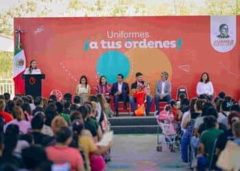 Entrega Samuel uniformes escolares en Juárez