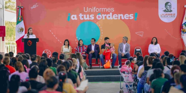 Entrega Samuel uniformes escolares en Juárez