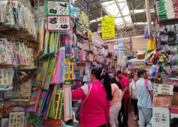 Acuden Familias a comprar útiles escolares