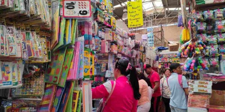 Acuden Familias a comprar útiles escolares