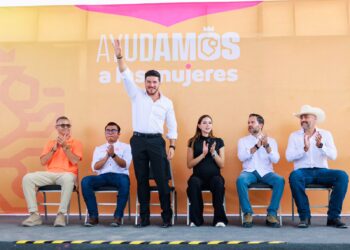 Entregan en García tarjetas de Ayudamos a las Mujeres
