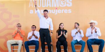 Entregan en García tarjetas de Ayudamos a las Mujeres