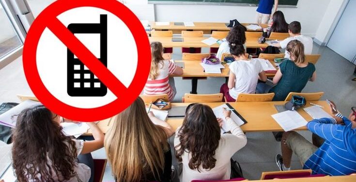 Prohíben celulares en escuelas desde noviembre