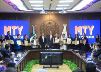 Monterrey premia a 10 docentes