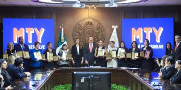 Monterrey premia a 10 docentes