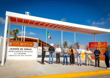 Inauguran kínder y entregan kits escolares