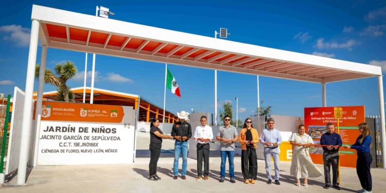 Inauguran kínder y entregan kits escolares