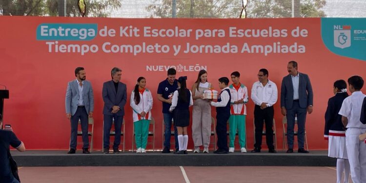 Entregan Samuel y Mariana kits escolares