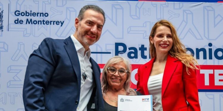 Entrega Monterrey testamentos a 280 familias