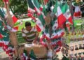 Venden artículos patrios, alistan festejos