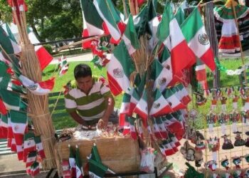 Venden artículos patrios, alistan festejos