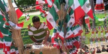 Venden artículos patrios, alistan festejos