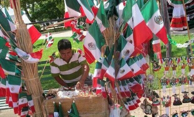 Venden artículos patrios, alistan festejos