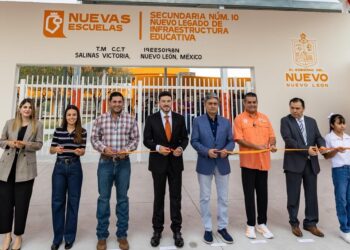 Gobierno entrega nueva secundaria y kits escolares