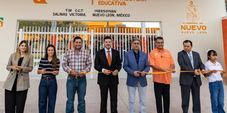 Gobierno entrega nueva secundaria y kits escolares