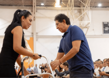 Alejandra Morales entrega apoyos a personas vulnerables