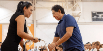Alejandra Morales entrega apoyos a personas vulnerables