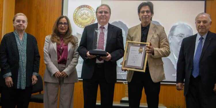 Reconocen a Alejandro Pérez por promoción cultural