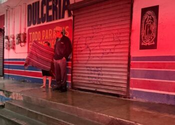 Rescatan a adultos mayores atrapados en corriente