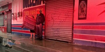 Rescatan a adultos mayores atrapados en corriente