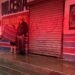 Rescatan a adultos mayores atrapados en corriente