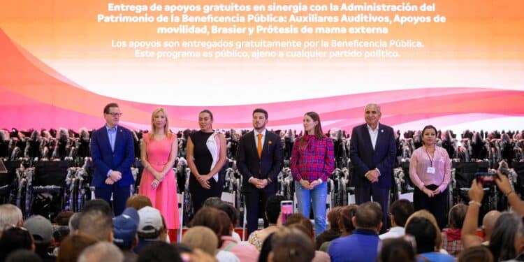 Entregan Samuel y Mariana apoyos de movilidad y audición
