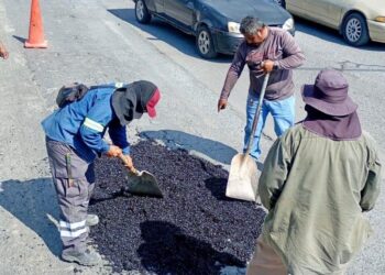 Reparan calles tras lluvias en Santa Catarina