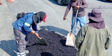 Reparan calles tras lluvias en Santa Catarina