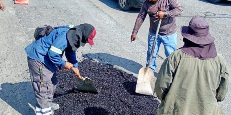 Reparan calles tras lluvias en Santa Catarina