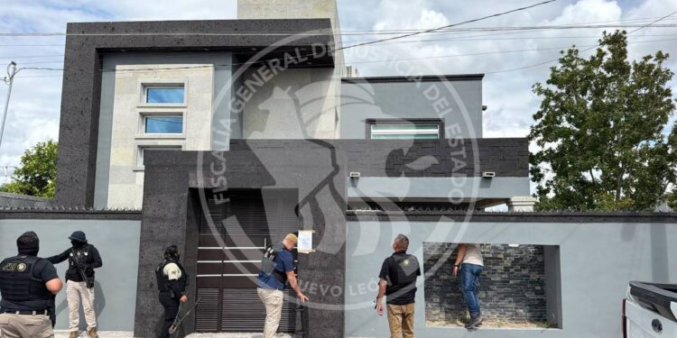 Detienen a tres hombres tras cateos en Nuevo León