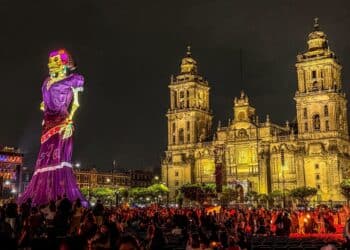 Instalan la catrina más alta en el Zócalo
