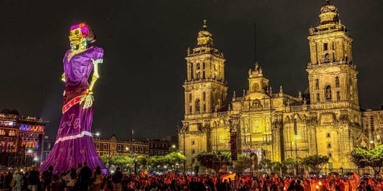 Instalan la catrina más alta en el Zócalo