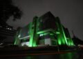 Iluminan palacio de Monterrey por el día de la parálisis cerebral