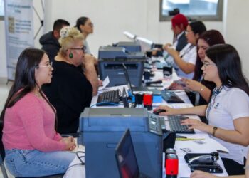 Abre Santiago oficina móvil del SAT
