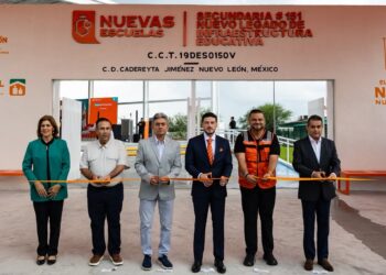 Entregan secundaria y kits escolares en Cadereyta